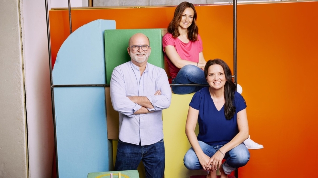 Burda beteiligt sich an Kosmetikhersteller Oyess - Anna Breidt und Nadja King, Geschäftsführerinnen von Oyess, sowie Frank Hoffmann, Prokurist - Quelle: Oyess